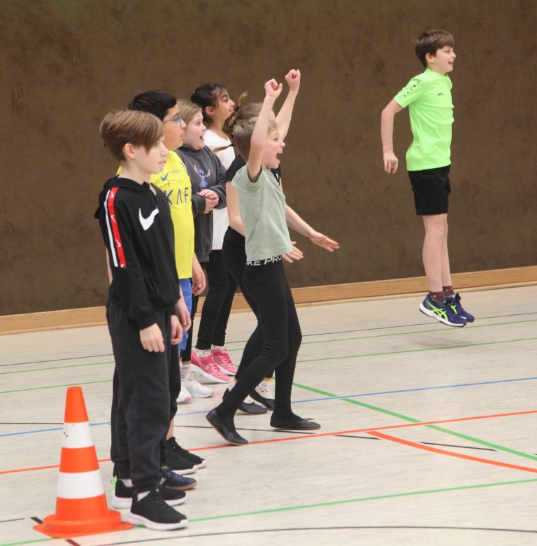 Mehr über den Artikel erfahren Sport, Spaß und Stars beim traditionellen Ballspielfest der Grundschulen